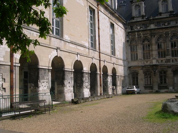  cour du musée Saint-Loup